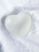 Load image into Gallery viewer, Selenite Heart Bowl